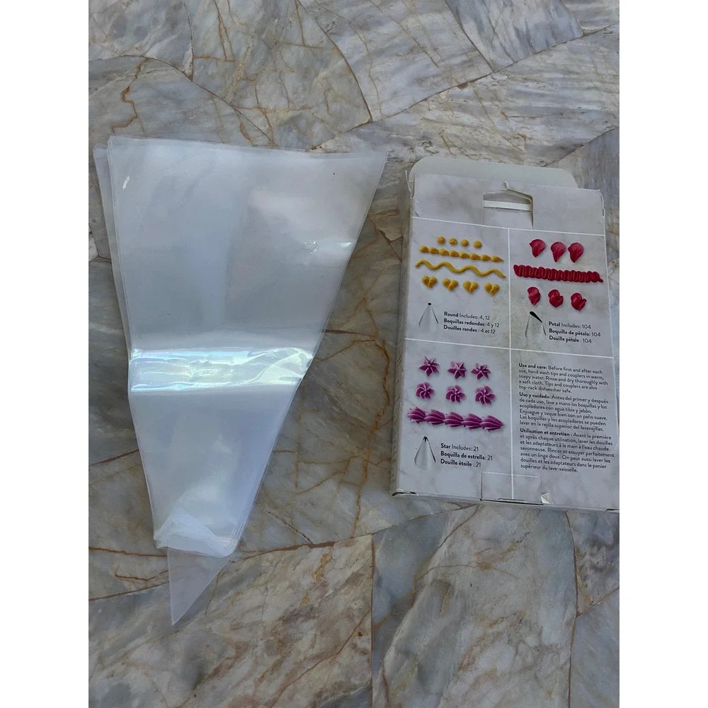 Wilton Cake Decorating Set 19pc‎ 4 Tips 12 Bags 2 Couplers Instruction Sheet